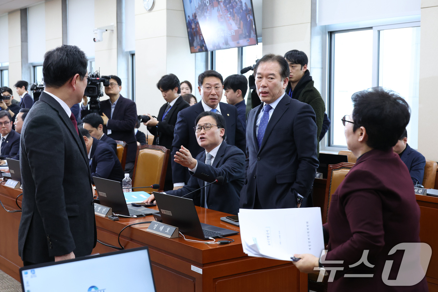 (서울=뉴스1) 신웅수 기자 = 정태호 더불어민주당 간사와 박수영 국민의힘 간사가 19일 서울 여의도 국회에서 열린 재정경제기획위원회가 정회된 후 대화하고 있다. 2026.1.19 …