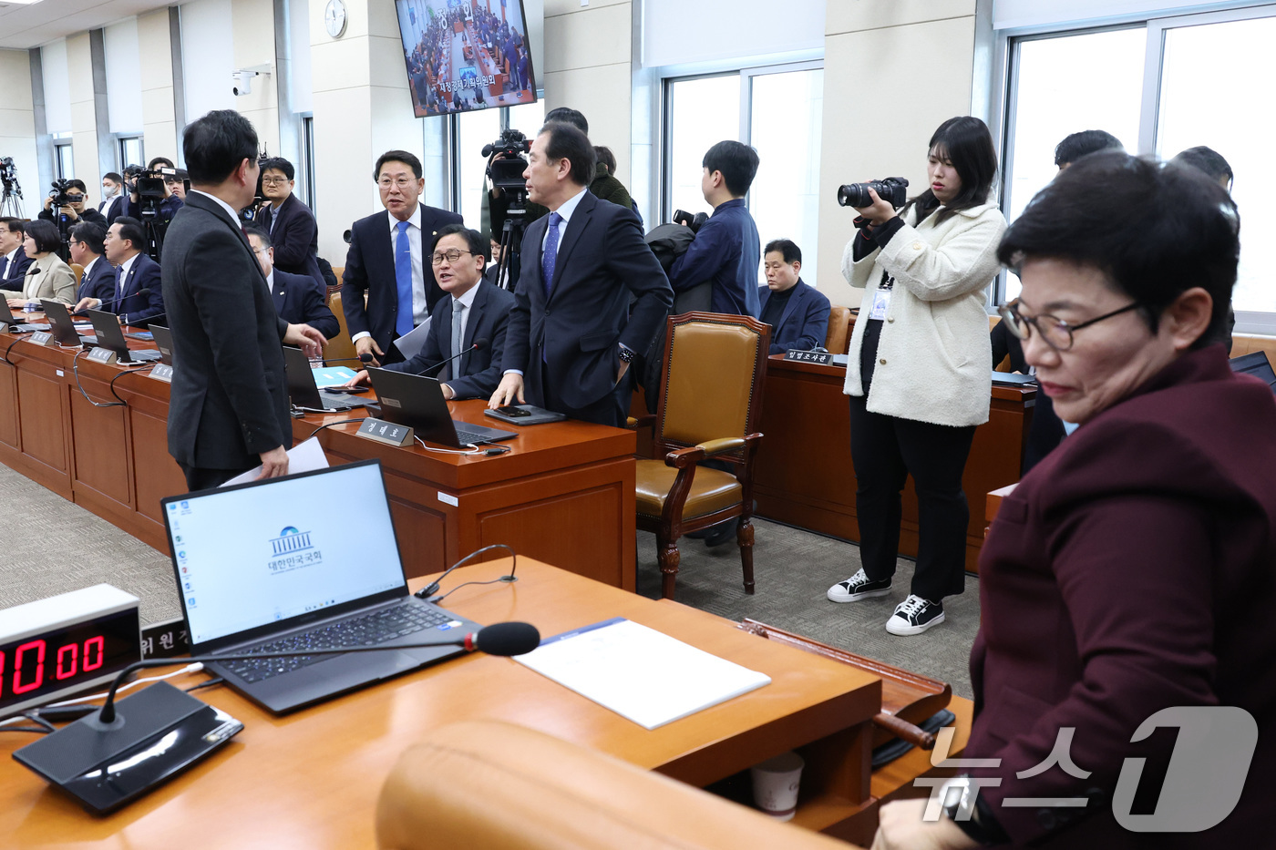 (서울=뉴스1) 신웅수 기자 = 정태호 더불어민주당 간사와 박수영 국민의힘 간사가 19일 서울 여의도 국회에서 열린 재정경제기획위원회가 정회된 후 대화하고 있다. 2026.1.19 …