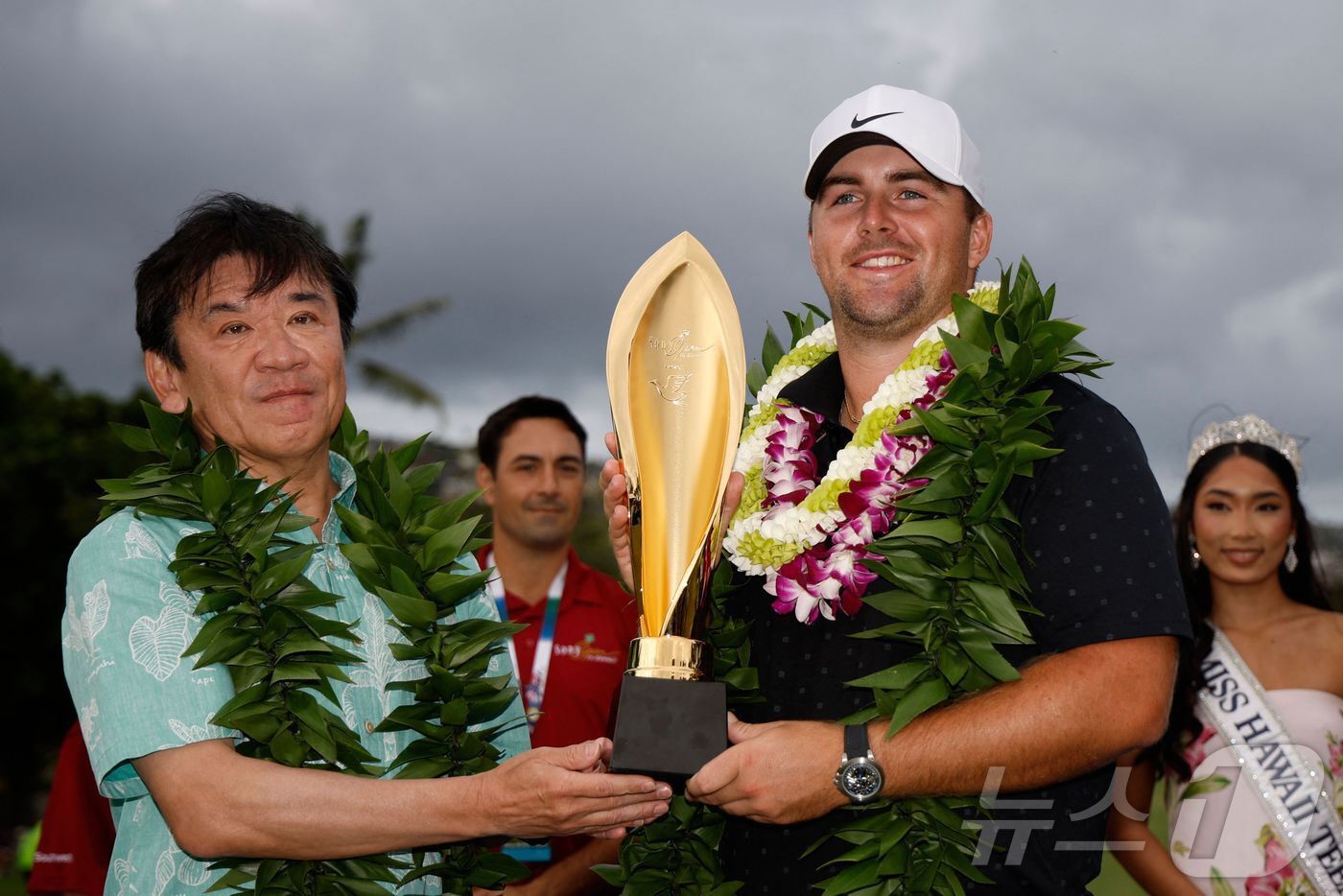본문 이미지 - 크리스 고터럽(미국. 사진 오른쪽)이 19일(한국시간) 열린 PGA투어 개막전 소니 오픈에서 우승한 뒤 트로피를 들어보이고 있다.ⓒ AFP=뉴스1