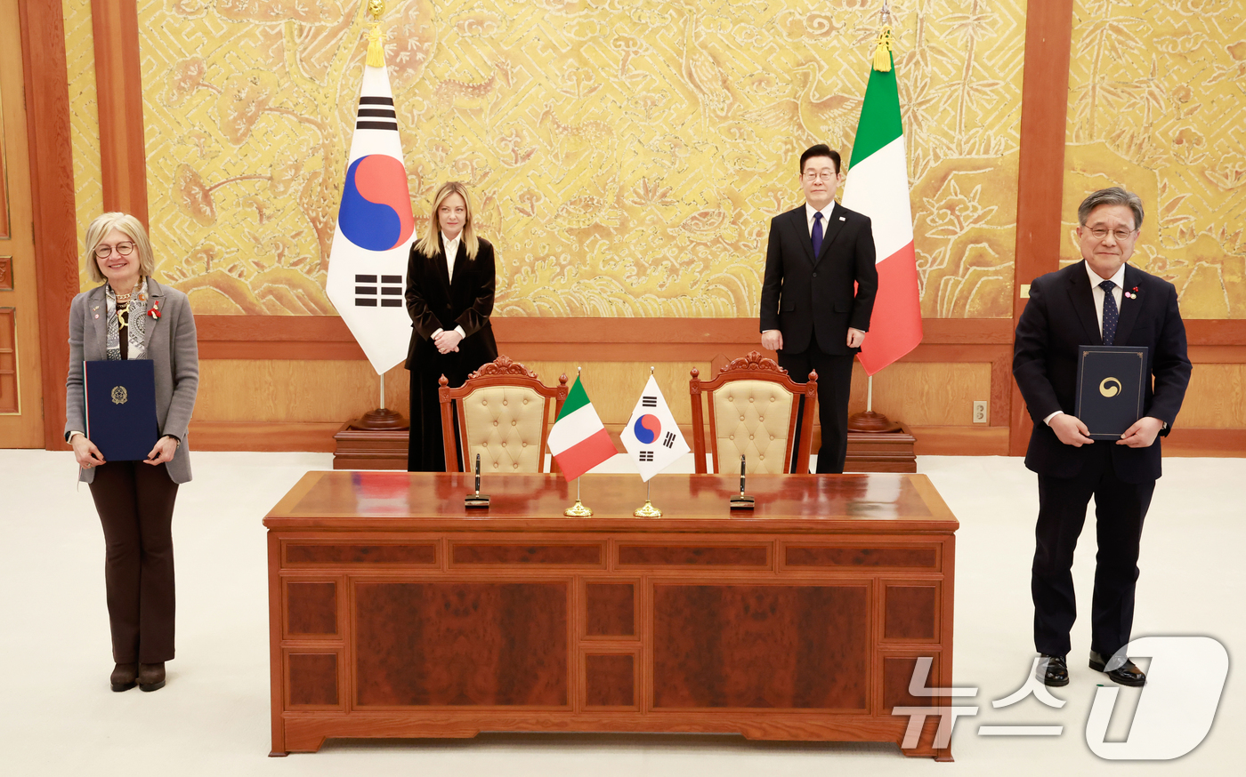 (서울=뉴스1) 이재명 기자 = 이재명 대통령과 조르자 멜로니 이탈리아 총리가 참석한 가운데 19일 청와대에서 허민 국가유산청장과 에밀리아 가또 주한이탈리아대사가 문화유산 및 경관 …