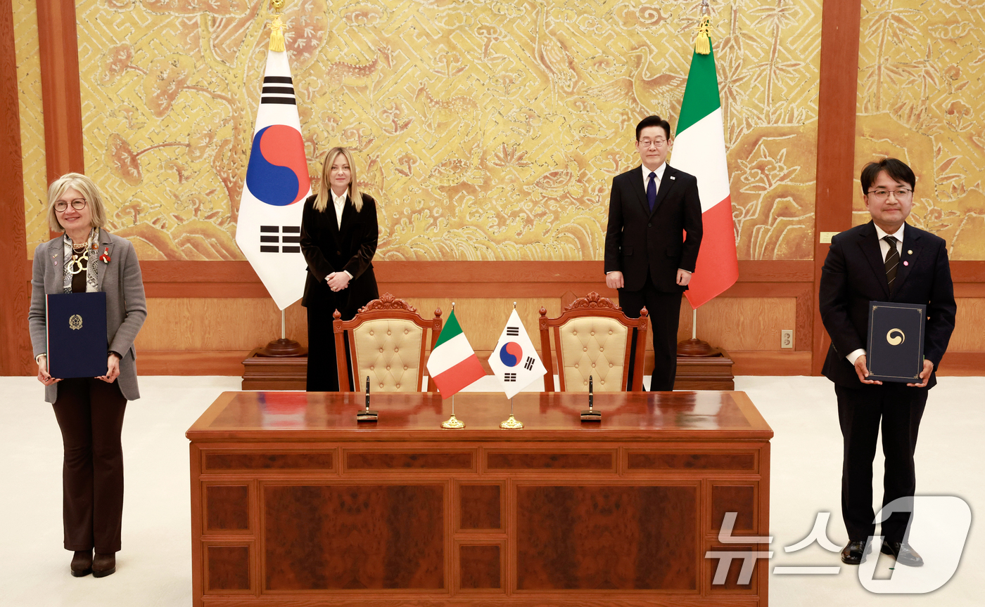 (서울=뉴스1) 이재명 기자 = 이재명 대통령과 조르자 멜로니 이탈리아 총리가 참석한 가운데 19일 청와대에서 김광용 행정안전부 재난안전관리본부장과 에밀리아 가또 주한이탈리아대사가 …