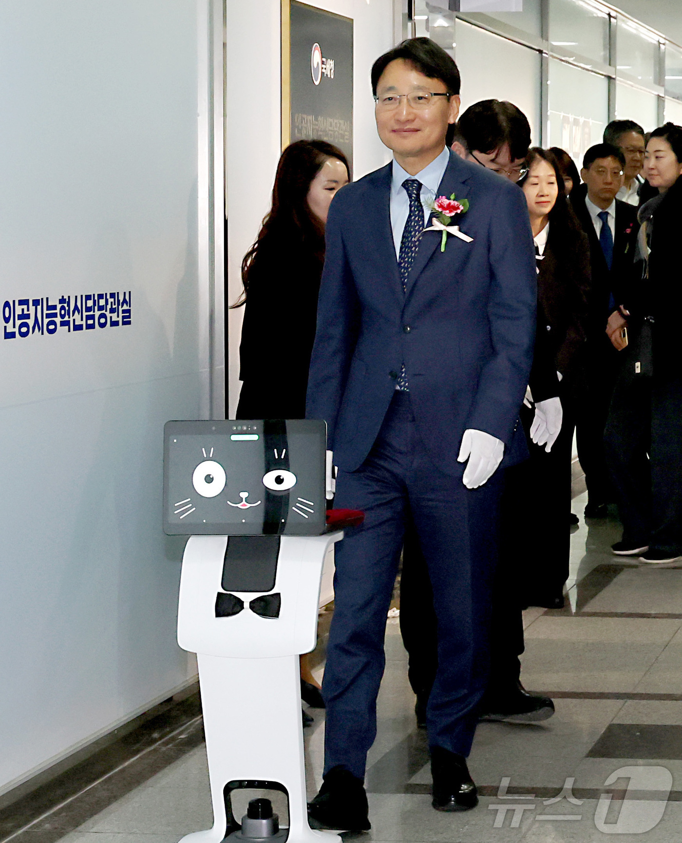 (세종=뉴스1) 김기남 기자 = 임광현 국세청장이 19일 세종시 나성동 SM타워에 문을 연 AI혁신담당관실 현판식을 마친 뒤 로봇카이(K-AI)의 안내를 받으며 사무실로 이동하고 …