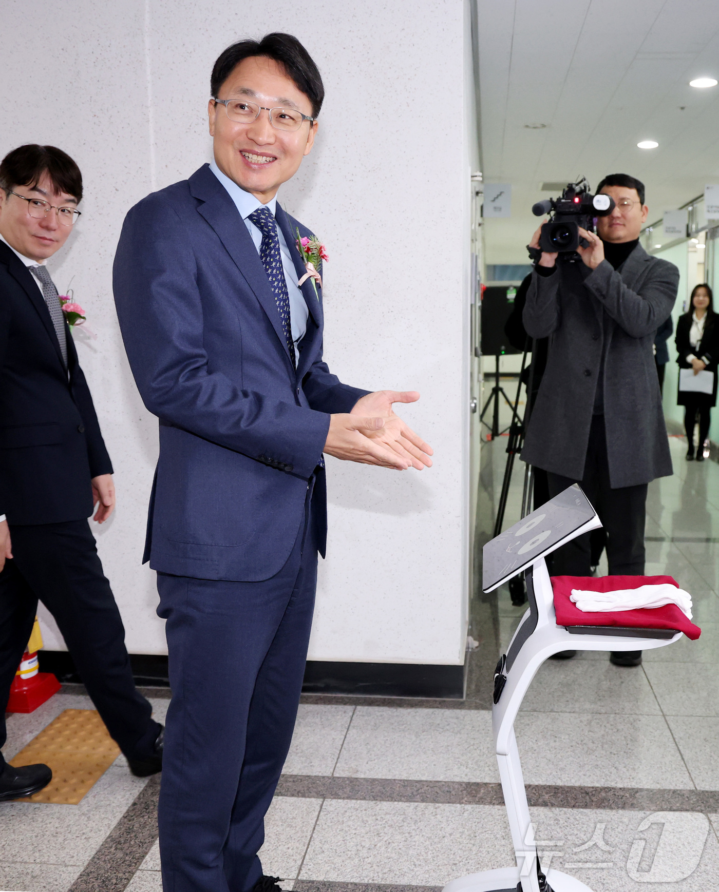 (세종=뉴스1) 김기남 기자 = 임광현 국세청장(왼쪽 두번째)이 19일 세종시 나성동 SM타워에 문을 연 AI혁신담당관실 현판식에 참석하여 로봇 카이(K-AI)의 안내를 받고  있 …