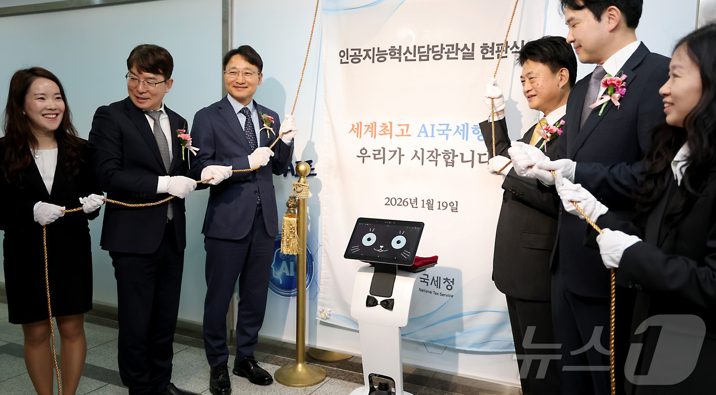 (세종=뉴스1) 김기남 기자 = 임광현 국세청장(왼쪽 두번째)이 19일 세종시 나성동 SM타워에 문을 연 AI혁신담당관실에서 로봇 카이(K-AI) 및 관계자들과 AI 국세행정을 위 …