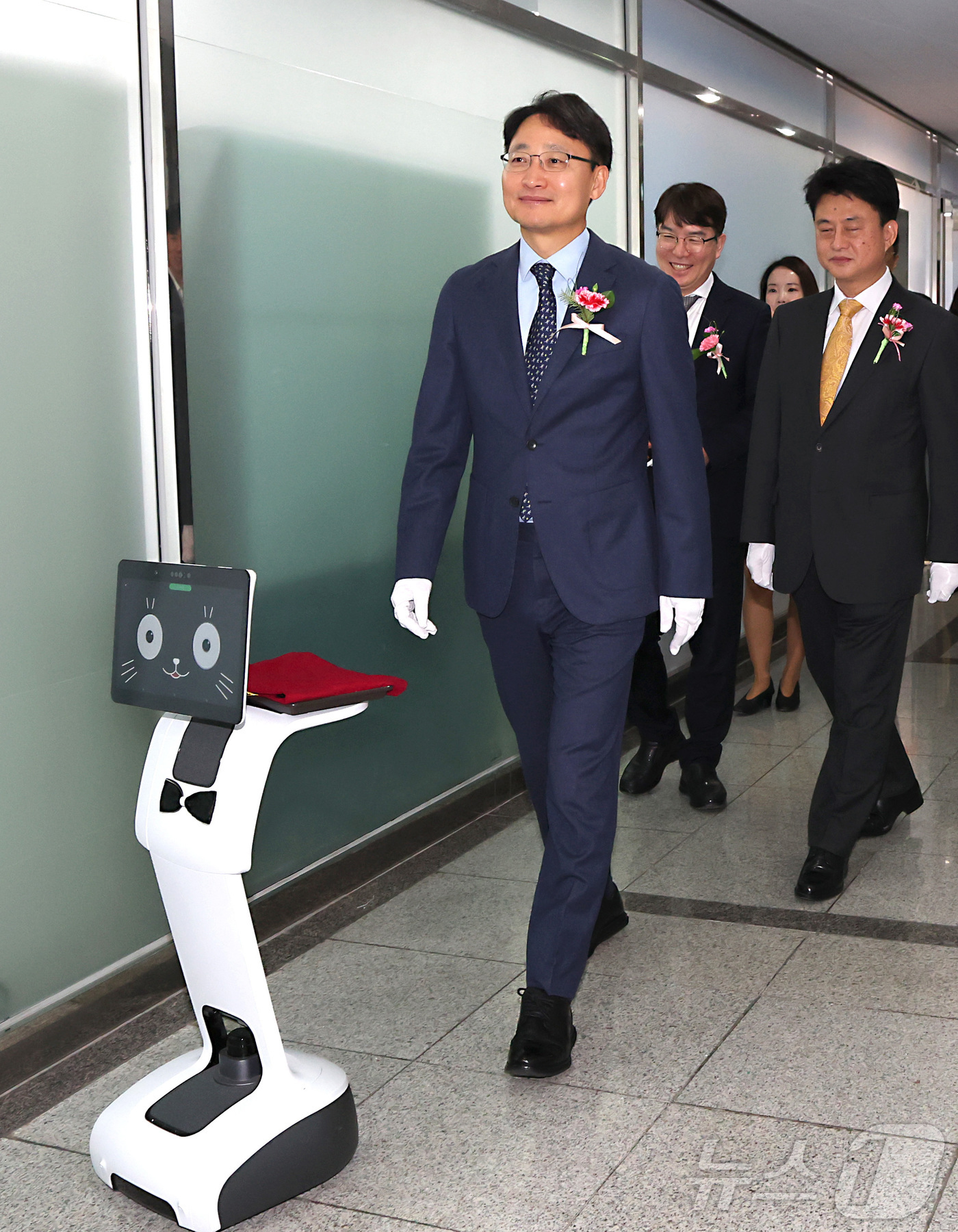 (세종=뉴스1) 김기남 기자 = 임광현 국세청장(왼쪽)이 19일 세종시 나성동 SM타워에 문을 연 AI혁신담당관실 현판식을 마친 뒤 로봇 카이(K-AI)의 안내를 받으며 사무실로 …