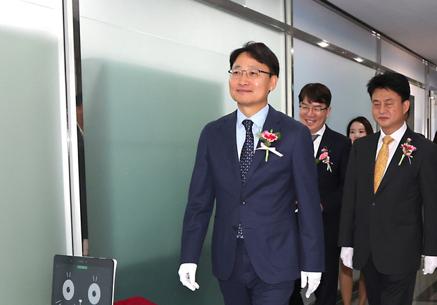 로봇 카이(K-AI) 안내받는 임광현 국세청장