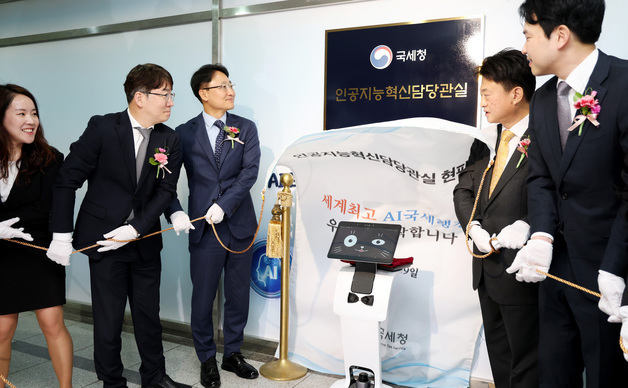 국세청 AI혁신담당관실 현판 제막하는 임광현 청장