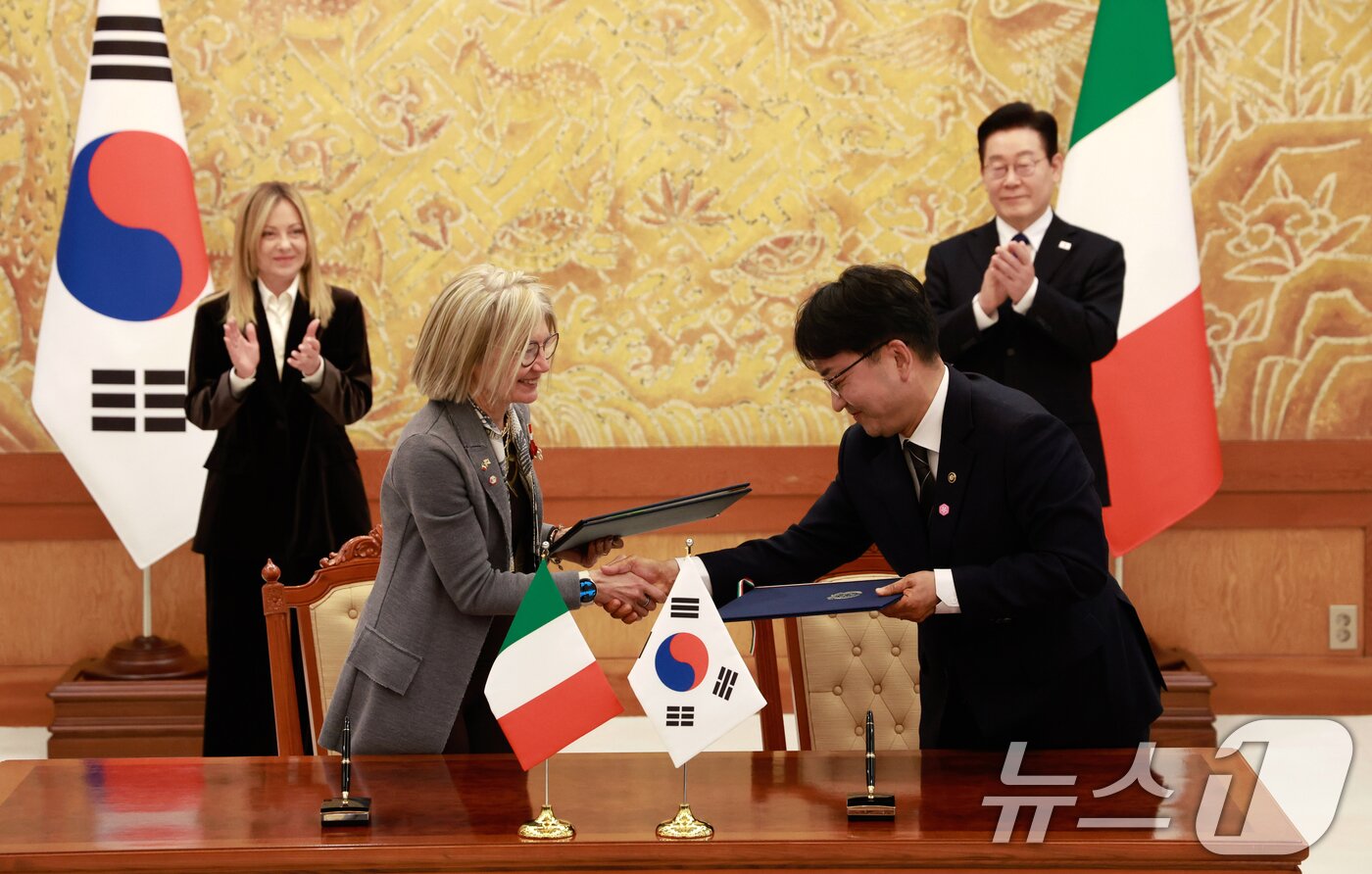 본문 이미지 - 이재명 대통령과 조르자 멜로니 이탈리아 총리가 참석한 가운데 19일 청와대에서 김광용 행정안전부 재난안전관리본부장과 에밀리아 가또 주한이탈리아대사가 시민보호 협력 양해각서 협약식을 하고 있다. 2026.1.19/뉴스1 ⓒ News1 이재명 기자