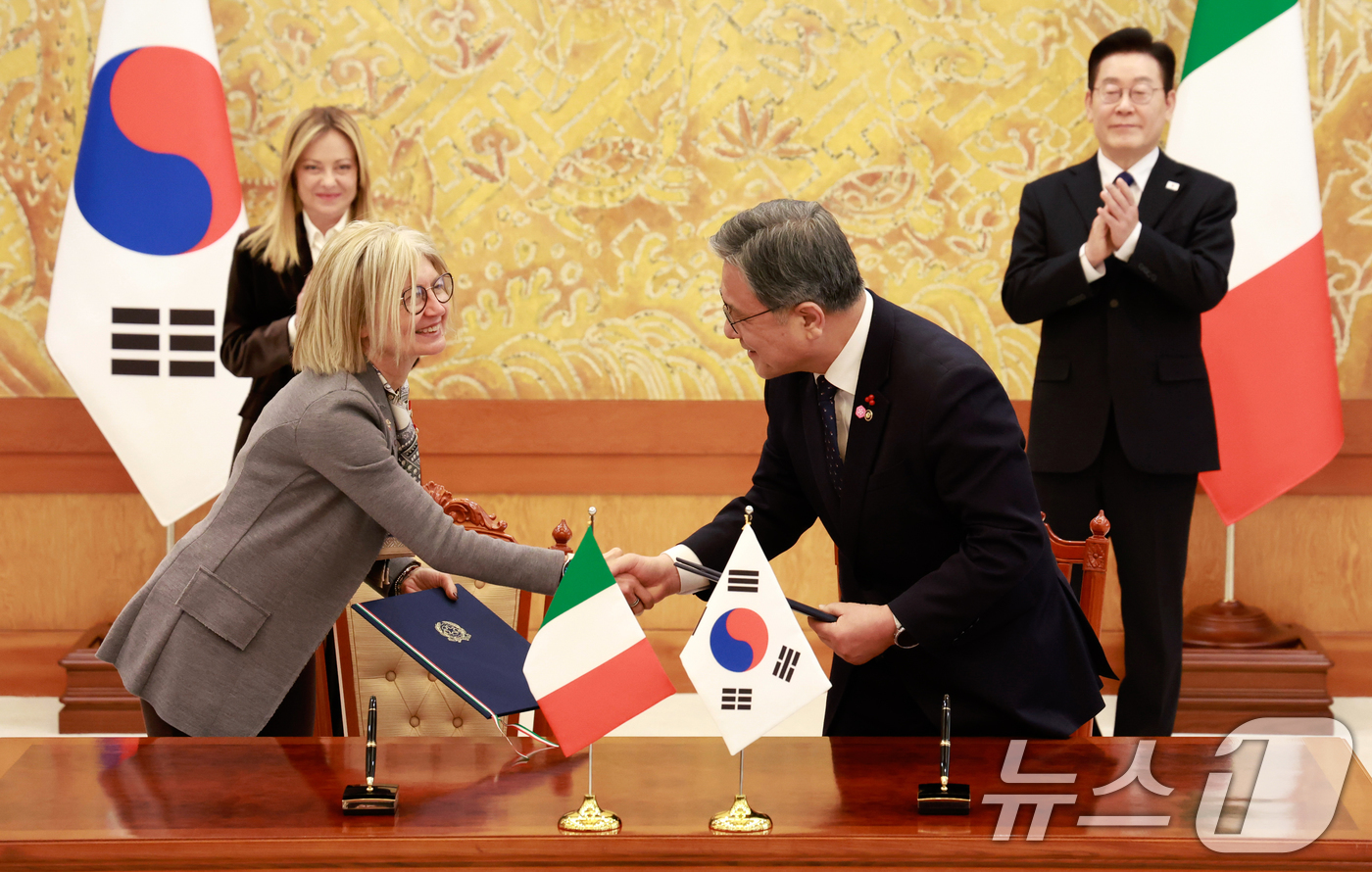 (서울=뉴스1) 이재명 기자 = 이재명 대통령과 조르자 멜로니 이탈리아 총리가 참석한 가운데 19일 청와대에서 허민 국가유산청장과 에밀리아 가또 주한이탈리아대사가 문화유산 및 경관 …