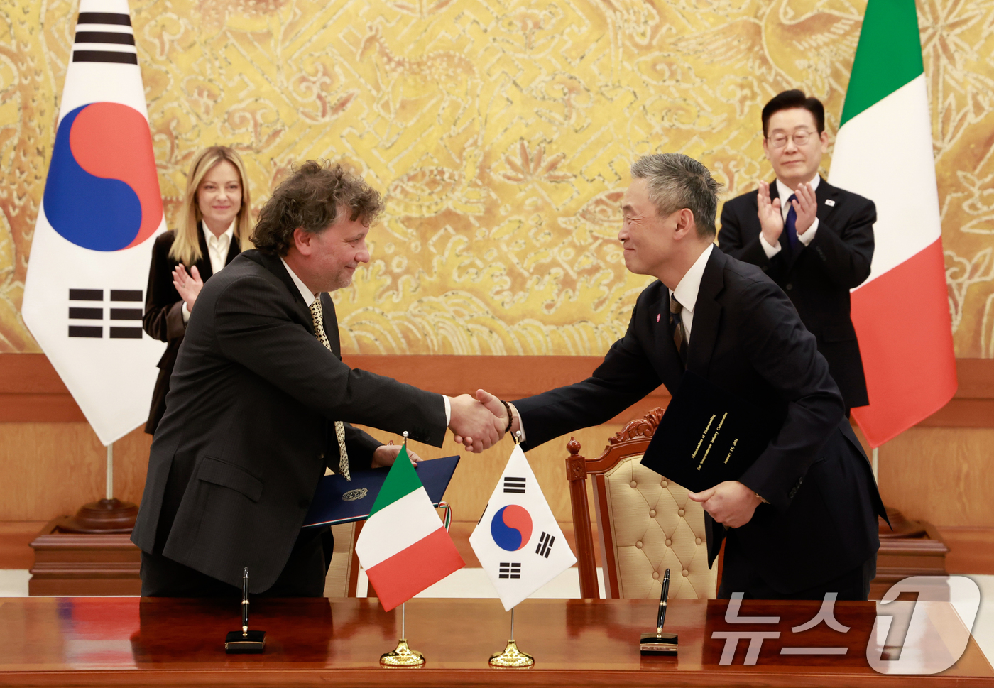 (서울=뉴스1) 이재명 기자 = 이재명 대통령과 조르자 멜로니 이탈리아 총리가 참석한 가운데 19일 청와대에서 김정희 한국반도체산업협회 부회장과 마시모 베키오 전기전자산업협회(AN …