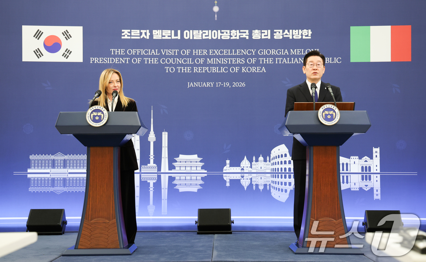 (서울=뉴스1) 이재명 기자 = 이재명 대통령과 조르자 멜로니 이탈리아 총리가 19일 청와대에서 정상회담 후 공동언론발표를 하고 있다. 2026.1.19/뉴스1
