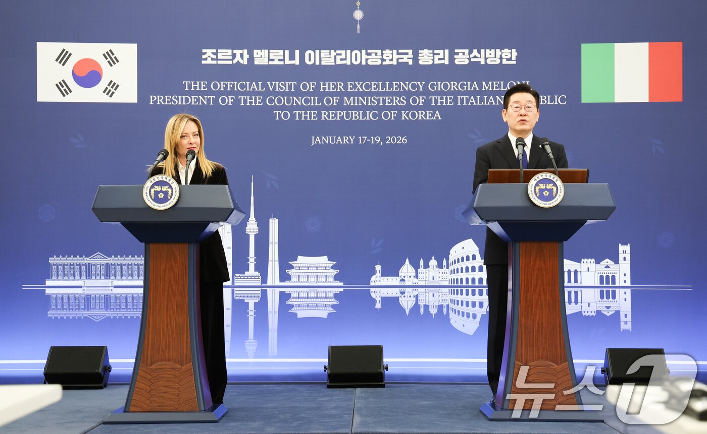 본문 이미지 - 이재명 대통령과 조르자 멜로니 이탈리아 총리가 19일 청와대에서 정상회담 후 공동언론발표를 하고 있다. 2026.1.19/뉴스1 ⓒ News1 이재명 기자