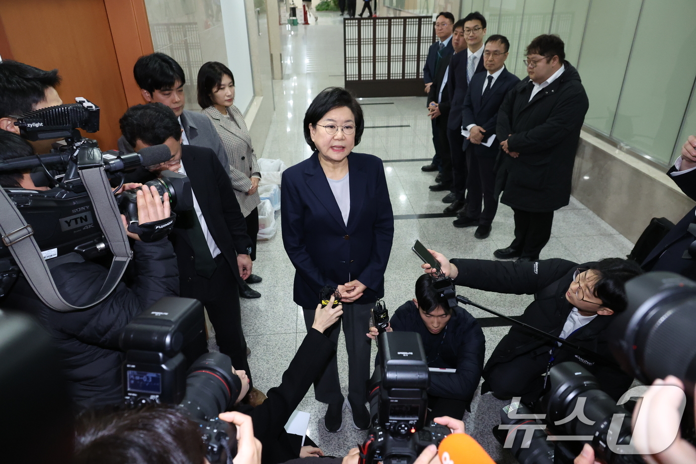 (서울=뉴스1) 신웅수 기자 = 인사청문회 출석을 위해 서울 여의도 국회를 찾은 이혜훈 기획예산처 장관 후보자가 19일 입장을 밝히고 있다. 2026.1.19/뉴스1