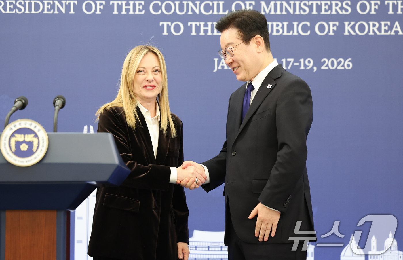 (서울=뉴스1) 이재명 기자 = 이재명 대통령과 조르자 멜로니 이탈리아 총리가 19일 청와대에서 정상회담 후 공동언론발표를 마친 뒤 악수하고 있다. 2026.1.19/뉴스1