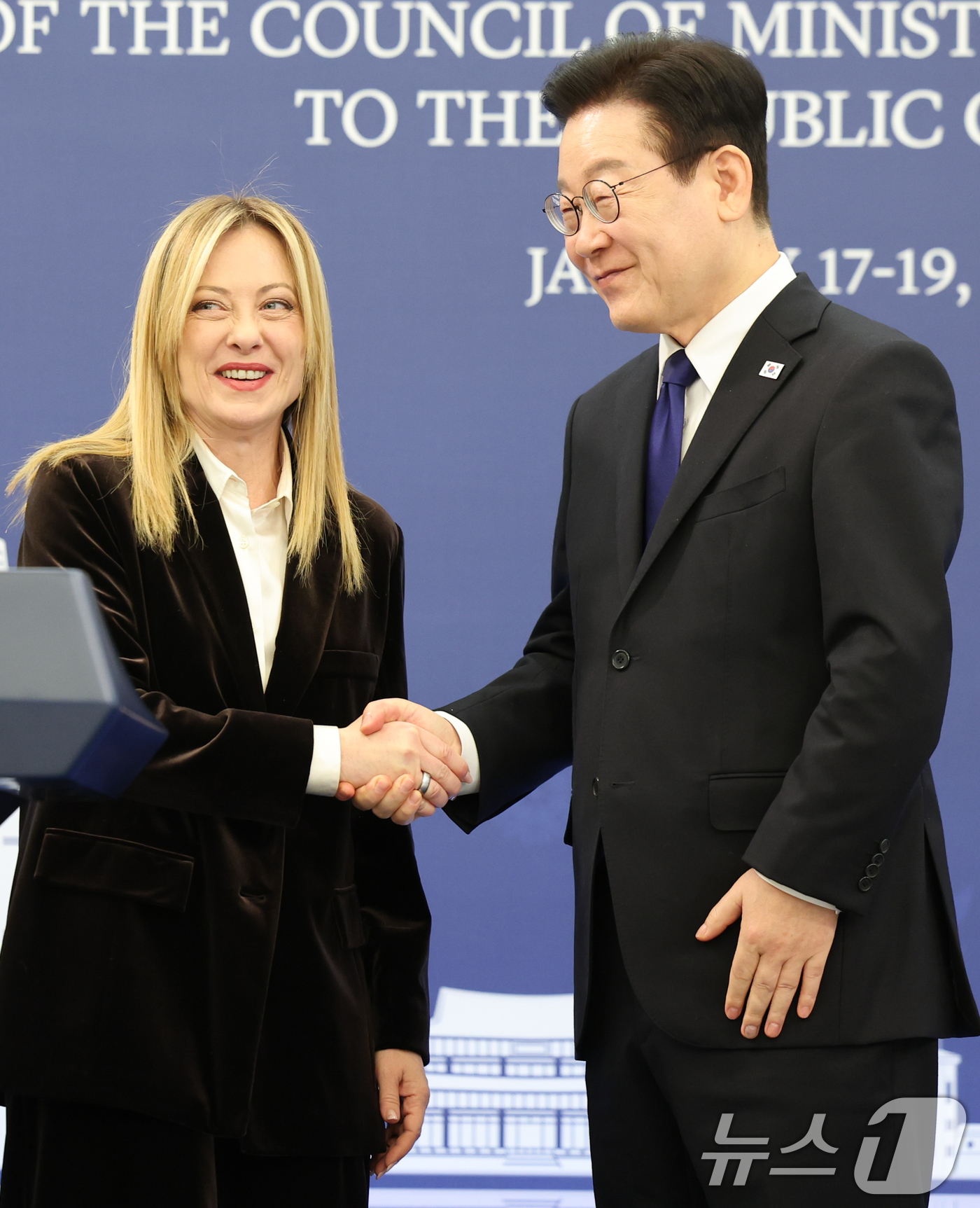 (서울=뉴스1) 이재명 기자 = 이재명 대통령과 조르자 멜로니 이탈리아 총리가 19일 청와대에서 정상회담 후 공동언론발표를 마친 뒤 악수하고 있다. 2026.1.19/뉴스1