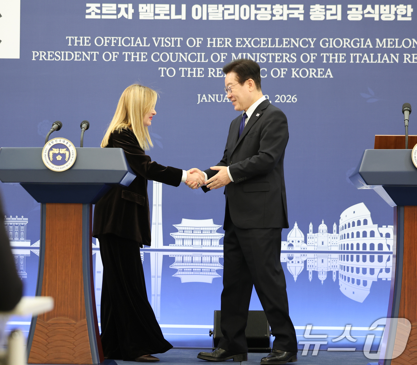 (서울=뉴스1) 이재명 기자 = 이재명 대통령과 조르자 멜로니 이탈리아 총리가 19일 청와대에서 정상회담 후 공동언론발표를 마친 뒤 악수하고 있다. 2026.1.19/뉴스1