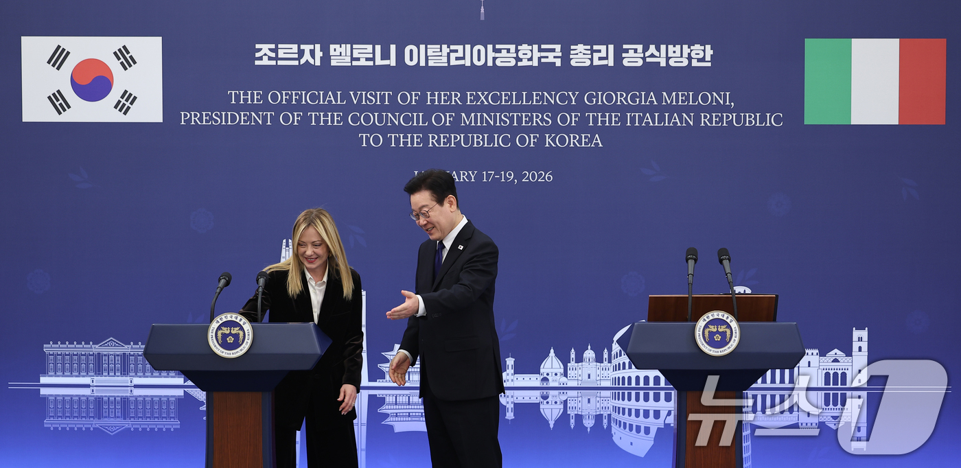 (서울=뉴스1) 이재명 기자 = 이재명 대통령과 조르자 멜로니 이탈리아 총리가 19일 청와대에서 정상회담 후 공동언론발표를 마친 뒤 이동하고 있다. 2026.1.19/뉴스1