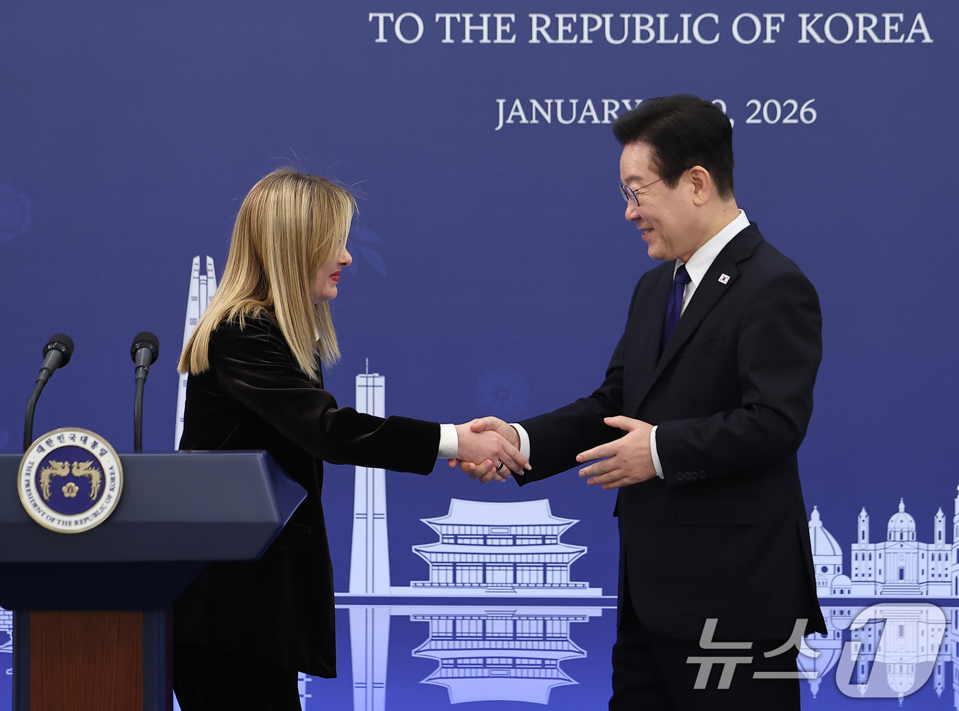 (서울=뉴스1) 이재명 기자 = 이재명 대통령과 조르자 멜로니 이탈리아 총리가 19일 청와대에서 정상회담 후 공동언론발표를 마친 뒤 악수하고 있다. 2026.1.19/뉴스1