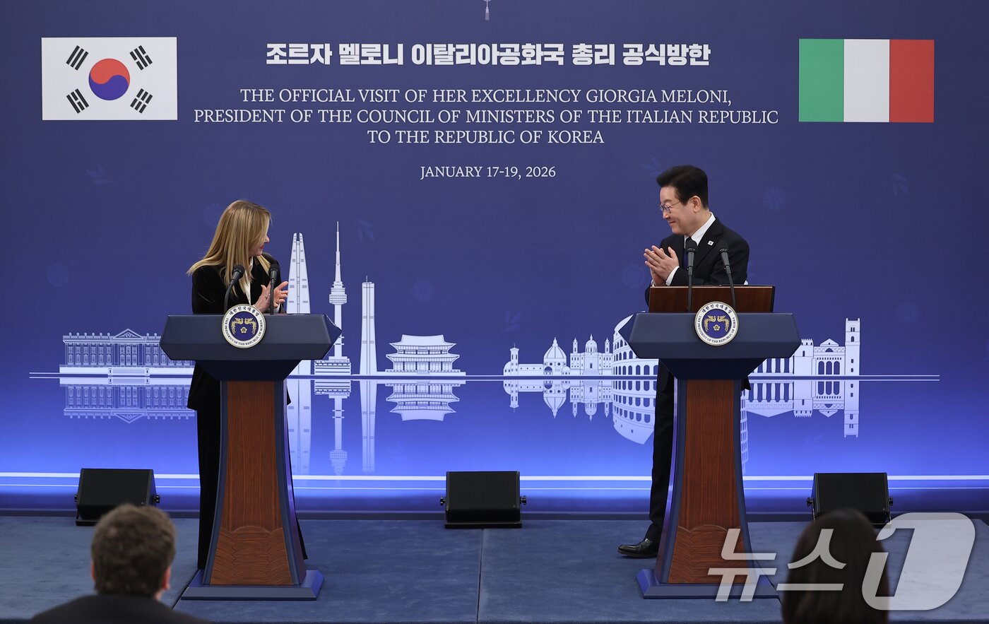 본문 이미지 - 이재명 대통령과 조르자 멜로니 이탈리아 총리가 19일 청와대에서 열린 정상회담 후 공동언론발표에서 박수 치고 있다. 2026.1.19/뉴스1 ⓒ News1 이재명 기자