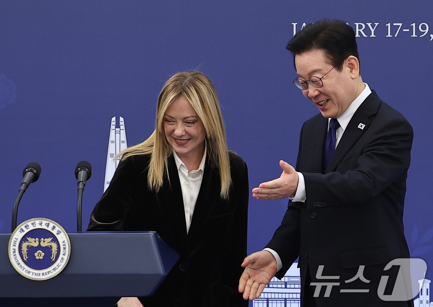 (서울=뉴스1) 이재명 기자 = 이재명 대통령과 조르자 멜로니 이탈리아 총리가 19일 청와대에서 정상회담 후 공동언론발표를 마친 뒤 이동하고 있다. 2026.1.19/뉴스1