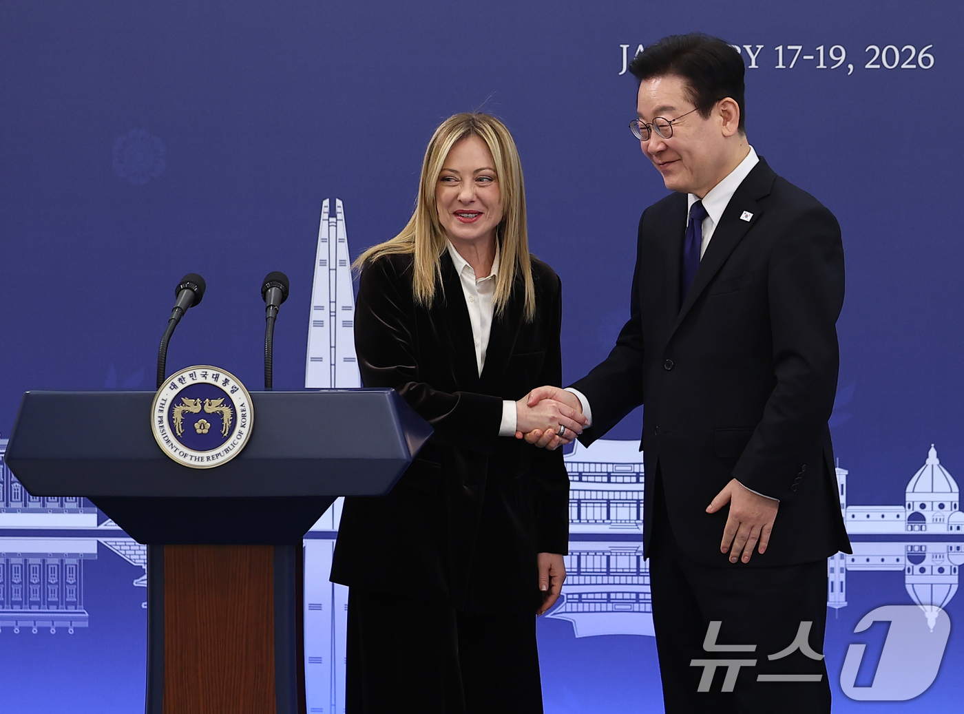 (서울=뉴스1) 이재명 기자 = 이재명 대통령과 조르자 멜로니 이탈리아 총리가 19일 청와대에서 정상회담 후 공동언론발표를 마친 뒤 악수하고 있다. 2026.1.19/뉴스1