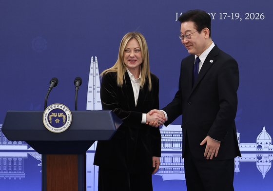 악수하는 한-이탈리아 정상