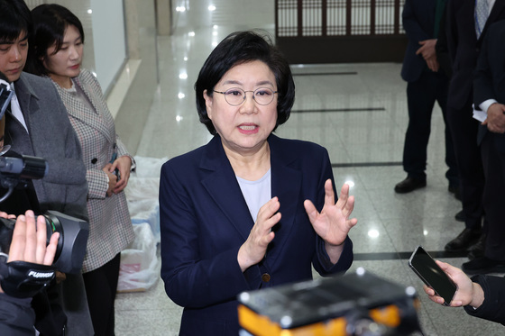 답변하는 이혜훈 장관 후보자