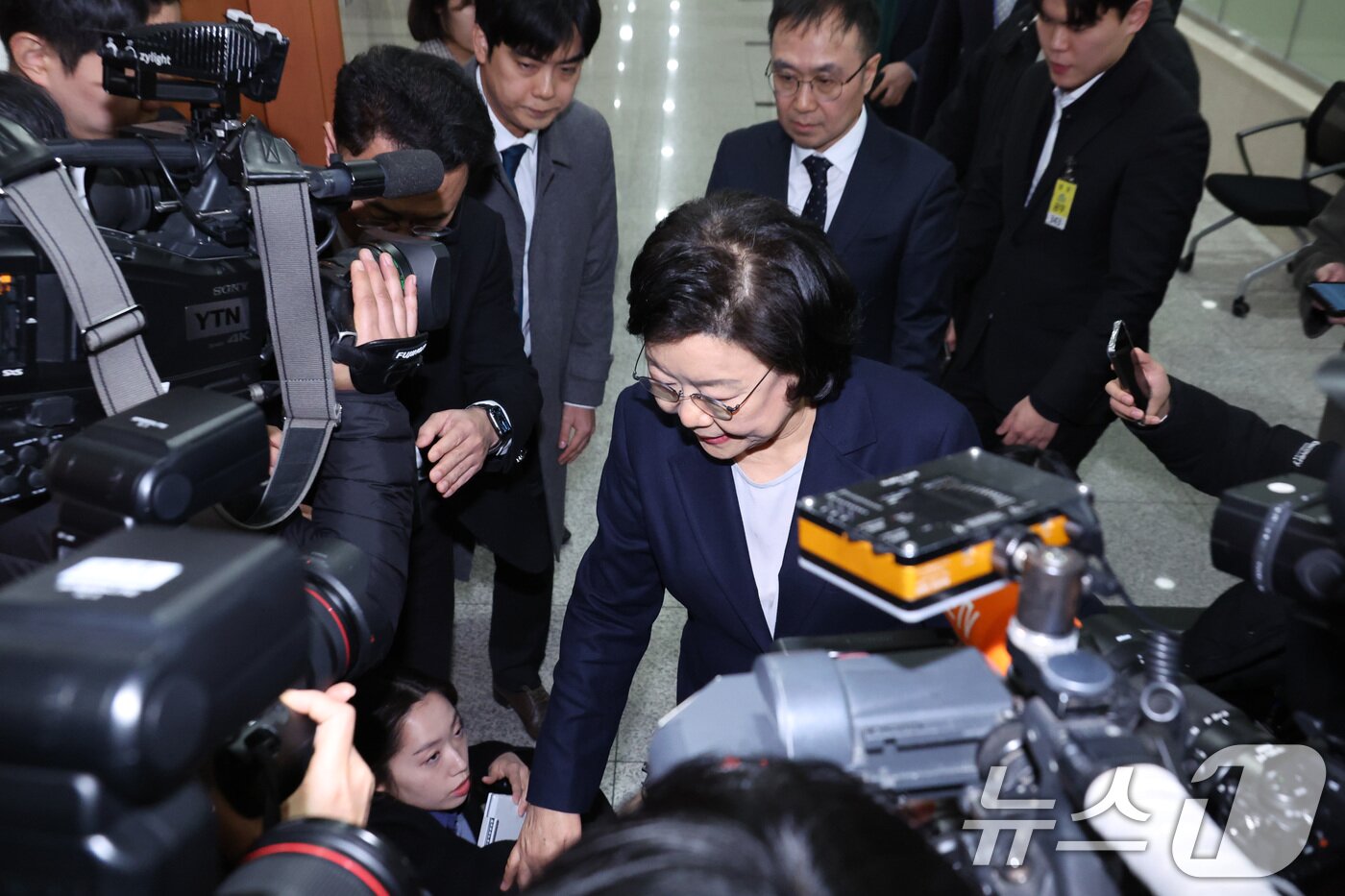 본문 이미지 - 이혜훈 기획예산처 장관 후보자가 19일 서울 여의도 국회에서 취재진의 질의에 답변한 후 대기실로 향하고 있다. 2026.1.19/뉴스1 ⓒ News1 신웅수 기자