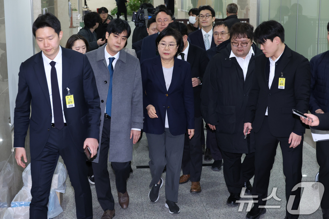 (서울=뉴스1) 신웅수 기자 = 이혜훈 기획예산처 장관 후보자가 19일 서울 여의도 국회에서 자신의 인사청문회 출석 대기를 위해 대기실로 향하고 있다. 2026.1.19/뉴스1