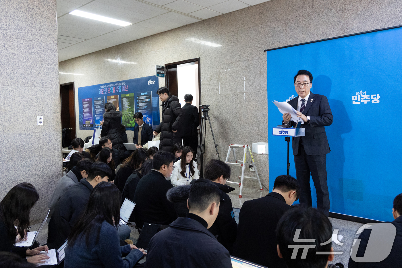 (서울=뉴스1) 이승배 기자 = 박수현 더불어민주당 수석대변인이 19일 서울 여의도 국회에서 당무위원회 결과에 대해 설명하고 있다. 2026.1.19/뉴스1