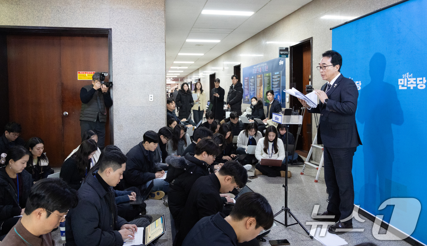 (서울=뉴스1) 이승배 기자 = 박수현 더불어민주당 수석대변인이 19일 서울 여의도 국회에서 당무위원회 결과에 대해 설명하고 있다. 2026.1.19/뉴스1