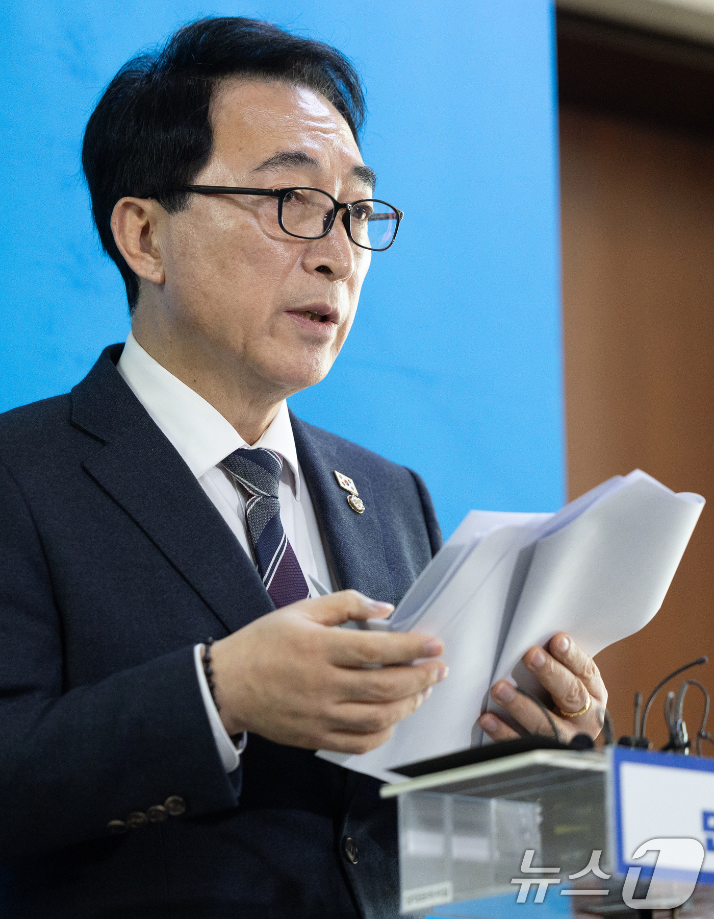 (서울=뉴스1) 이승배 기자 = 박수현 더불어민주당 수석대변인이 19일 서울 여의도 국회에서 당무위원회 결과에 대해 설명하고 있다. 2026.1.19/뉴스1