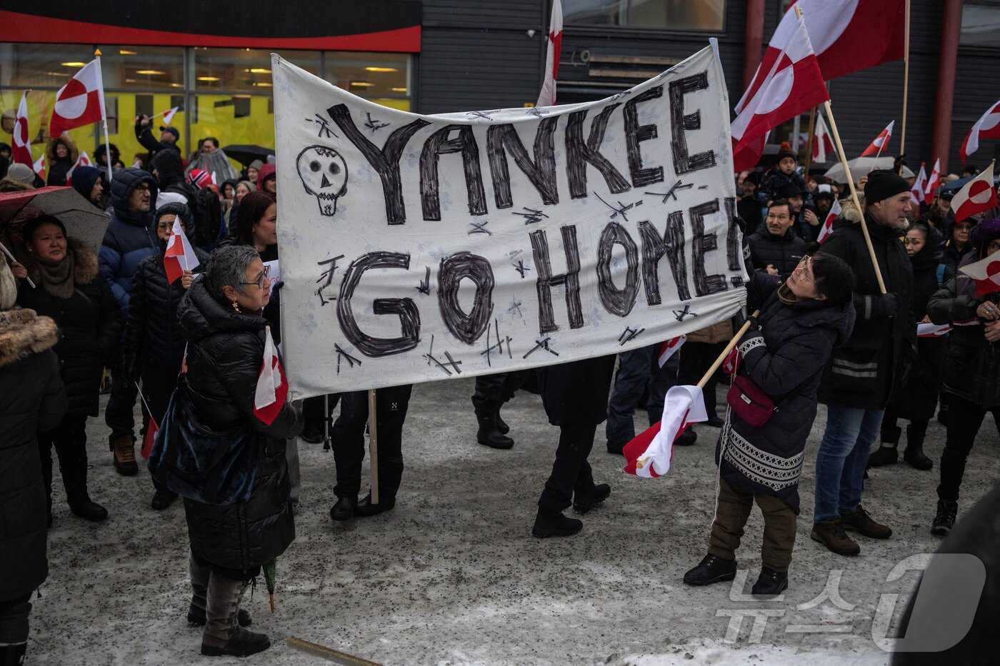 본문 이미지 - 17일(현지 시각) 그린란드 누크에서 시민들이 "양키 고 홈＂이라는 피켓을 들고 반미 시위를 하고 있다. ⓒ 로이터=뉴스1 ⓒ News1 박형기 기자