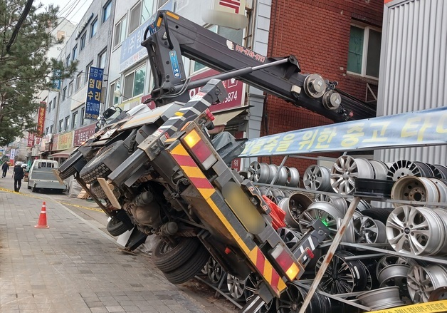 인천서 작업 중 사다리차 전도…2명 부상