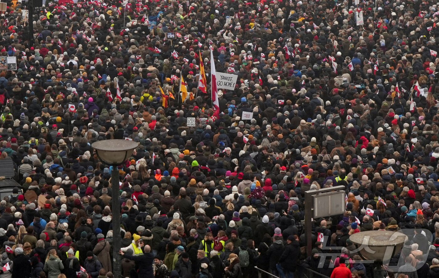본문 이미지 - 17일(현지 시각) 덴마크 수도 코펜하겐에서 대규모 반미 시위가 열리고 있다. ⓒ 로이터=뉴스1 ⓒ News1 박형기 기자