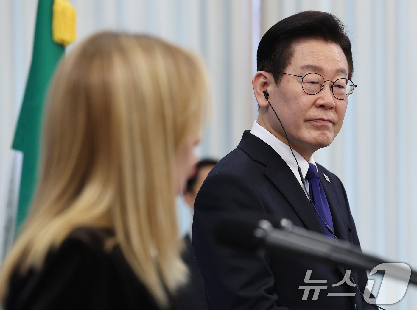 (서울=뉴스1) 이재명 기자 = 이재명 대통령이 19일 청와대에서 열린 정상회담 후 공동언론발표에서 조르자 멜로니 이탈리아 총리의 발언을 경청하고 있다. 2026.1.19/뉴스1