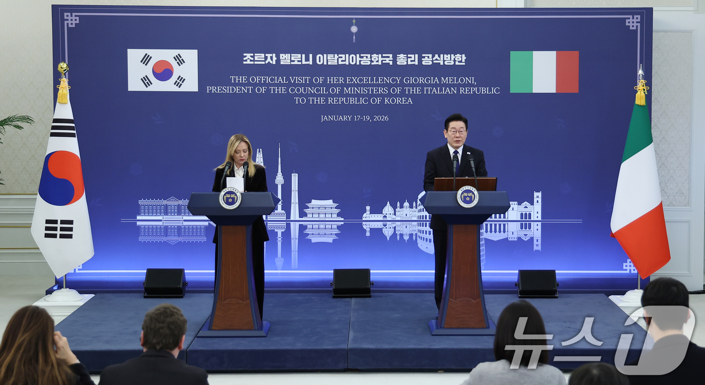 (서울=뉴스1) 이재명 기자 = 이재명 대통령과 조르자 멜로니 이탈리아 총리가 19일 청와대에서 정상회담 후 공동언론발표를 하고 있다. 2026.1.19/뉴스1