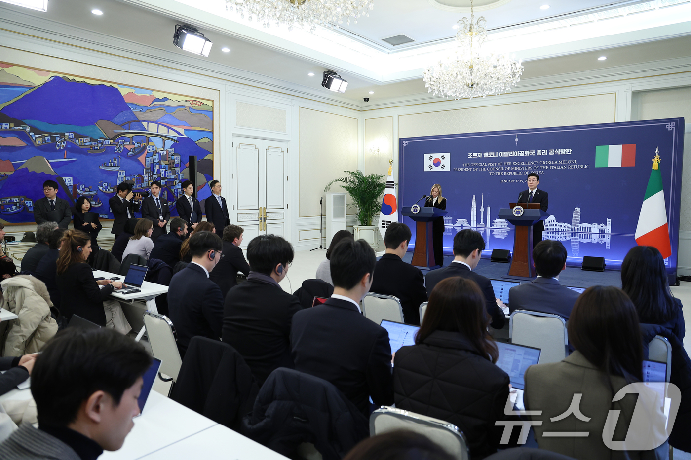 (서울=뉴스1) 이재명 기자 = 이재명 대통령과 조르자 멜로니 이탈리아 총리가 19일 청와대에서 정상회담 후 공동언론발표를 하고 있다. 2026.1.19/뉴스1