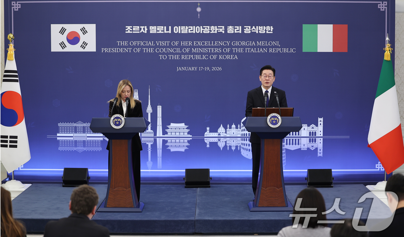 (서울=뉴스1) 이재명 기자 = 이재명 대통령과 조르자 멜로니 이탈리아 총리가 19일 청와대에서 정상회담 후 공동언론발표를 하고 있다. 2026.1.19/뉴스1