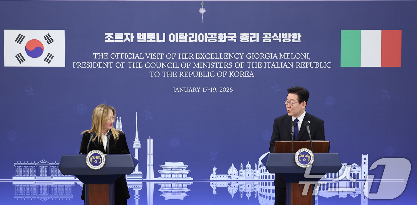 (서울=뉴스1) 이재명 기자 = 이재명 대통령과 조르자 멜로니 이탈리아 총리가 19일 청와대에서 정상회담 후 공동언론발표를 하고 있다. 2026.1.19/뉴스1