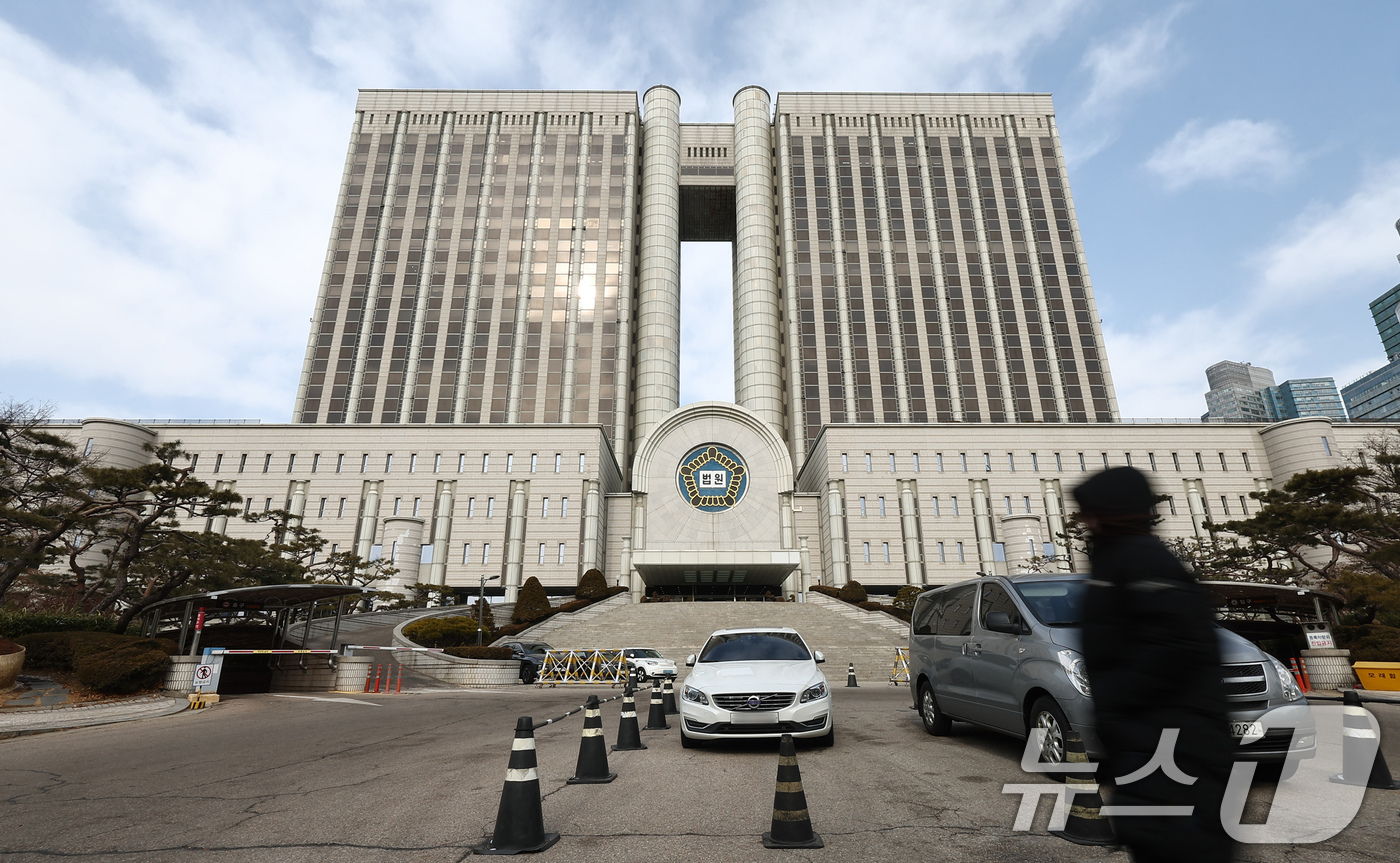 (서울=뉴스1) 김도우 기자 = 서울중앙지법은 19일 오후 전체 판사회의를 열고 내란·외환전담재판부 구성 기준과 가동 시점 등을 추가로 논의한다.사진은 이날 서울중앙지법의 모습. …