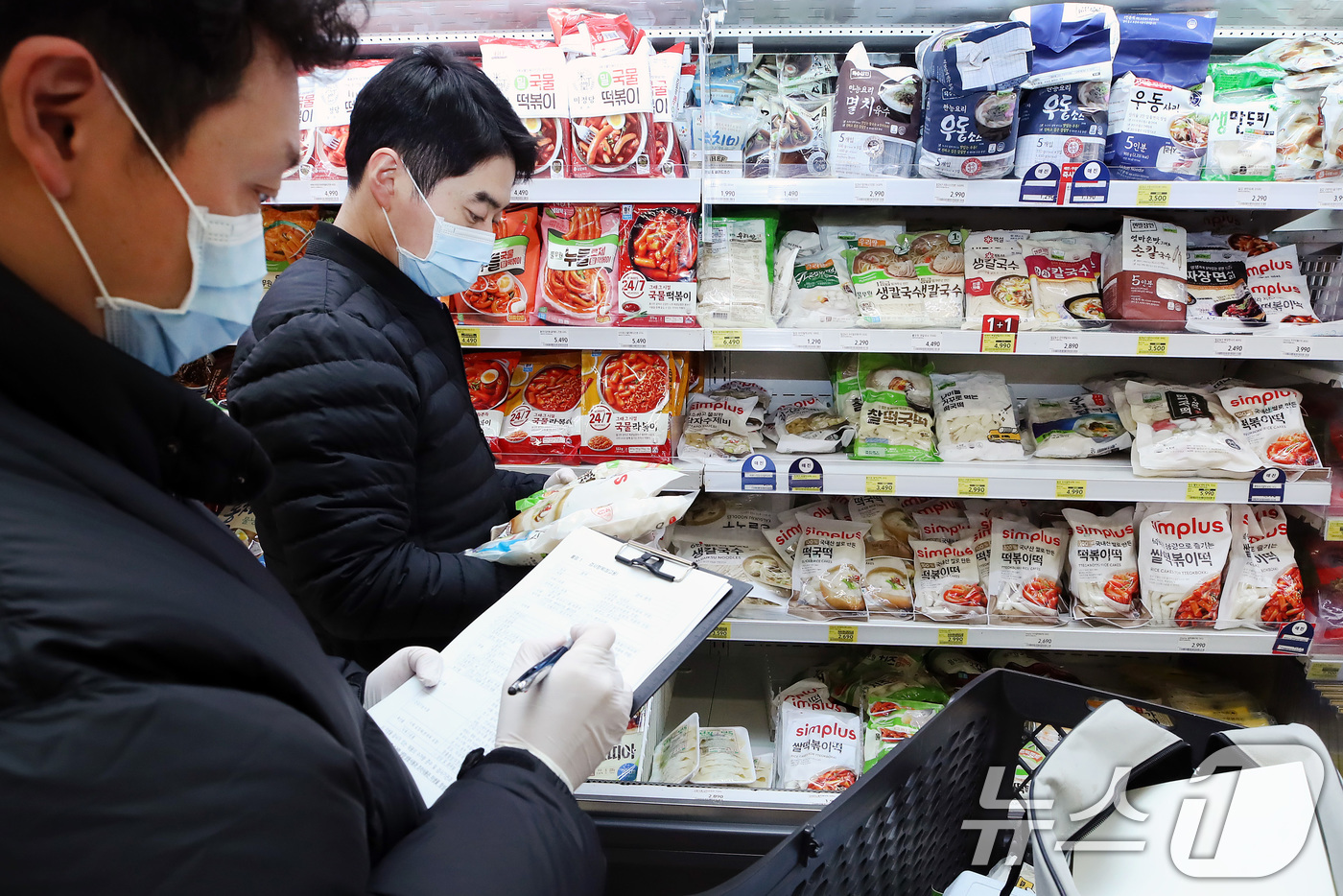 (대구=뉴스1) 공정식 기자 = 19일 오후 대구의 한 대형마트에서 대구시 관계자들이 설 명절을 앞두고 성수식품에 대한 위생을 점검하고 있다.대구시는 설 명절을 앞두고 오는 23일 …