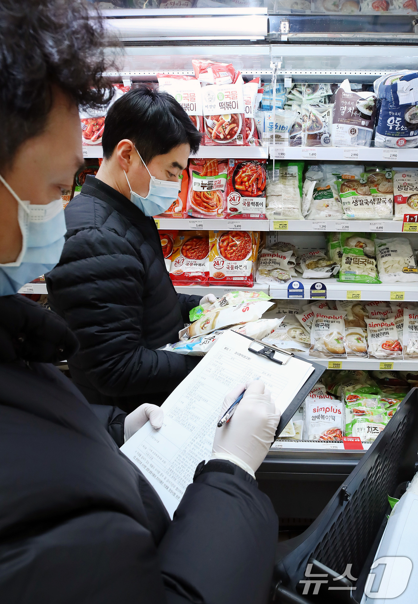 (대구=뉴스1) 공정식 기자 = 19일 오후 대구의 한 대형마트에서 대구시 관계자들이 설 명절을 앞두고 성수식품에 대한 위생을 점검하고 있다.대구시는 설 명절을 앞두고 오는 23일 …