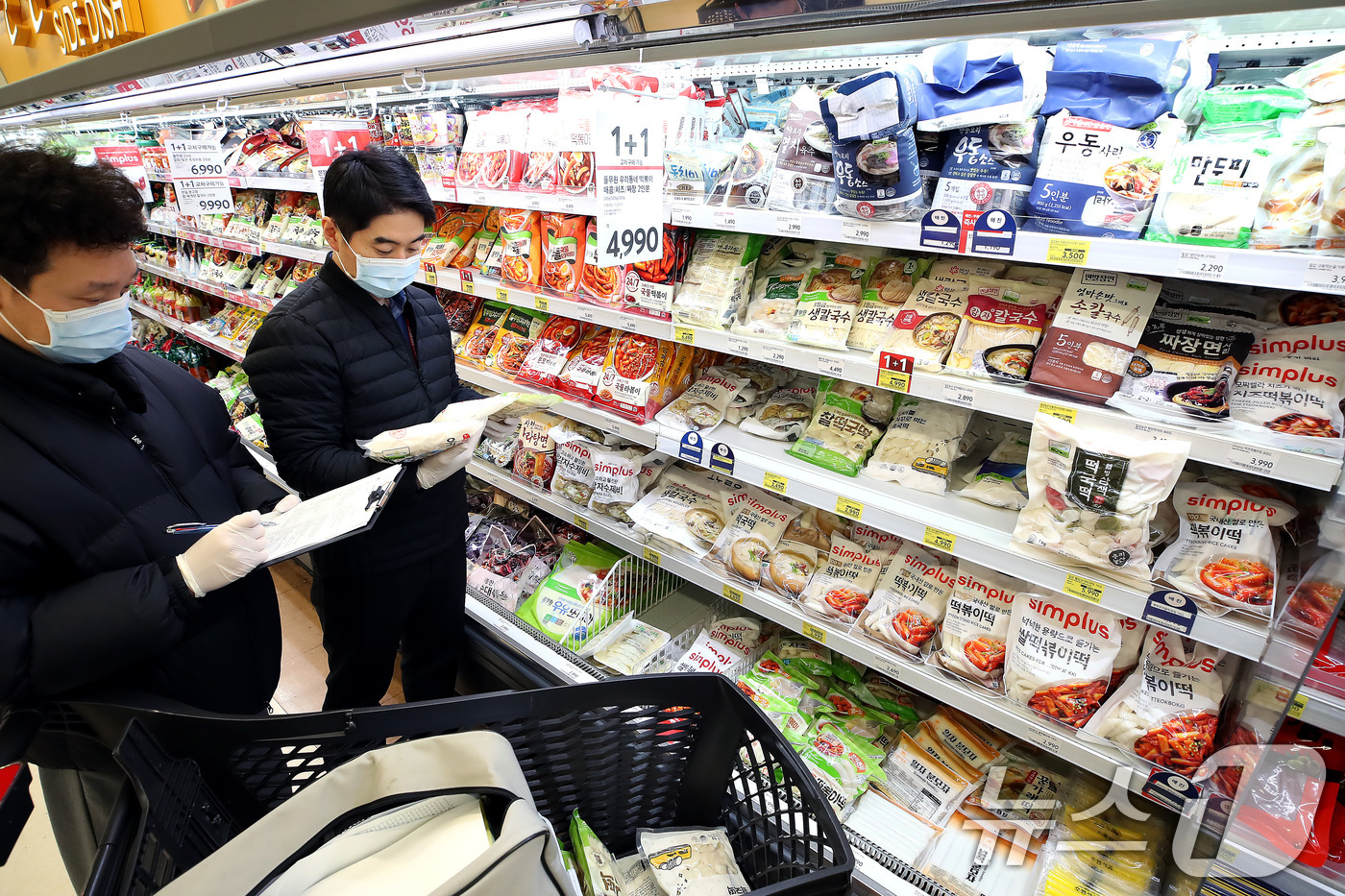 (대구=뉴스1) 공정식 기자 = 19일 오후 대구의 한 대형마트에서 대구시 관계자들이 설 명절을 앞두고 성수식품에 대한 위생을 점검하고 있다.대구시는 설 명절을 앞두고 오는 23일 …