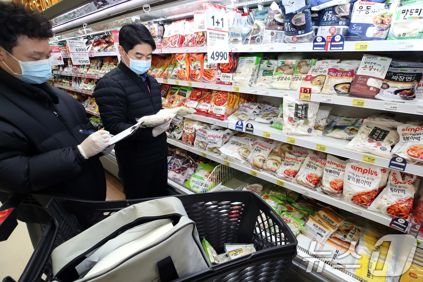 (대구=뉴스1) 공정식 기자 = 19일 오후 대구의 한 대형마트에서 대구시 관계자들이 설 명절을 앞두고 성수식품에 대한 위생을 점검하고 있다.대구시는 설 명절을 앞두고 오는 23일 …