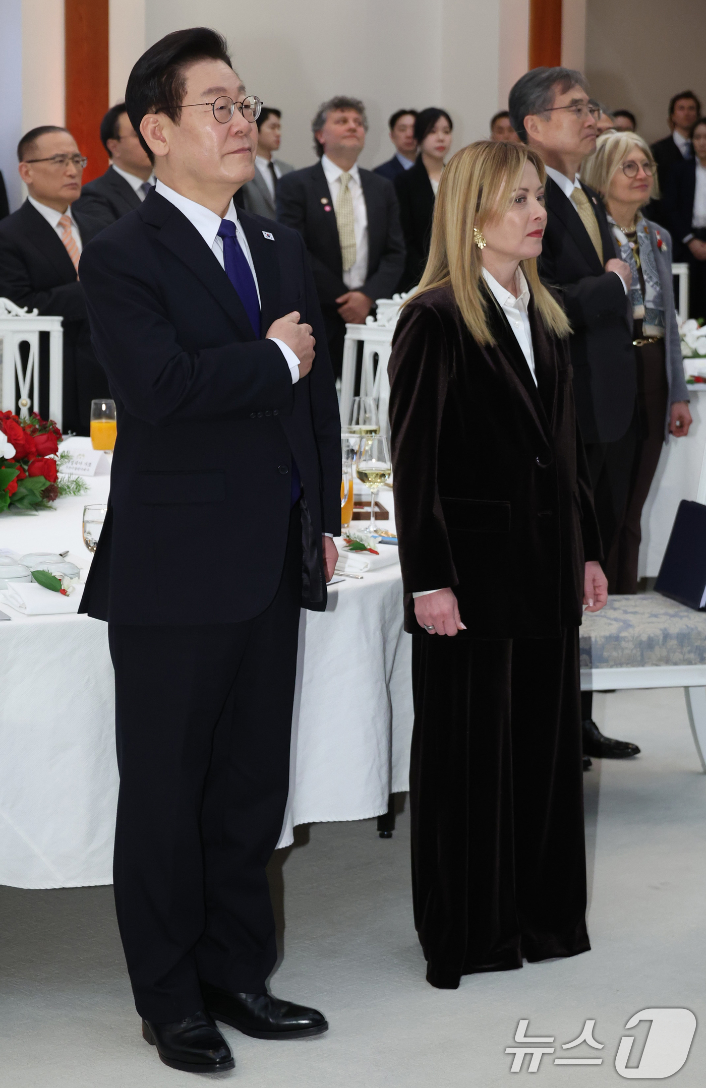 (서울=뉴스1) 이재명 기자 = 이재명 대통령이 19일 청와대에서 열린 조르자 멜로니 이탈리아 총리 공식 오찬에서 국민의례를 하고 있다. 2026.1.19/뉴스1