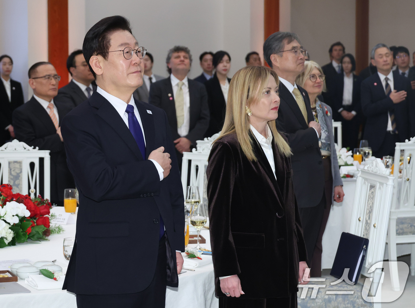 (서울=뉴스1) 이재명 기자 = 이재명 대통령이 19일 청와대에서 열린 조르자 멜로니 이탈리아 총리 공식 오찬에서 국민의례를 하고 있다. 2026.1.19/뉴스1