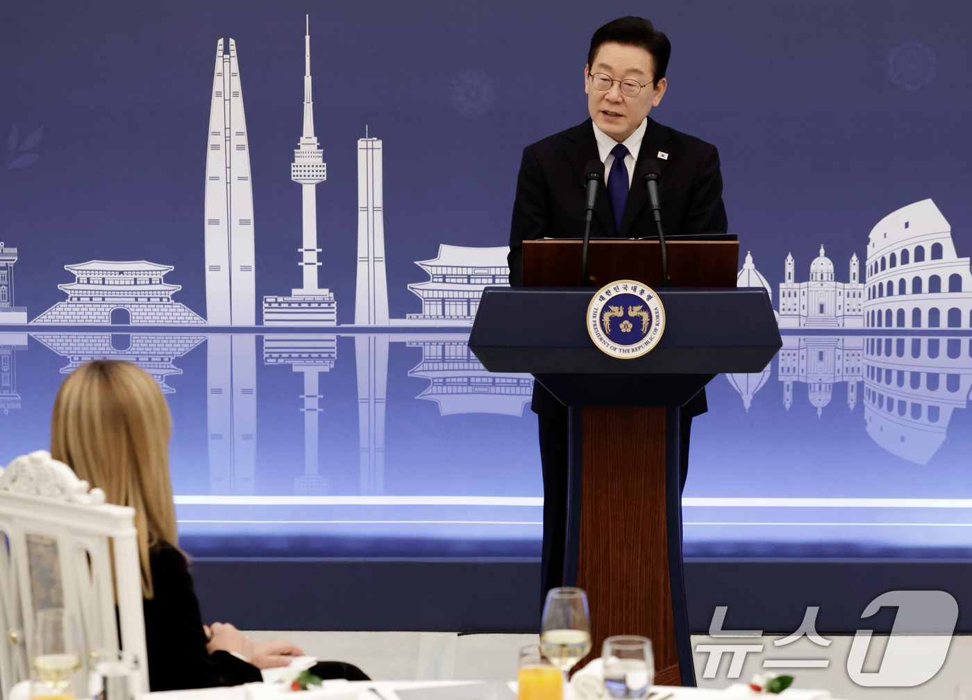 (서울=뉴스1) 이재명 기자 = 이재명 대통령이 19일 청와대에서 열린 조르자 멜로니 이탈리아 총리 공식 오찬에서 환영사를 하고 있다. 2026.1.19/뉴스1