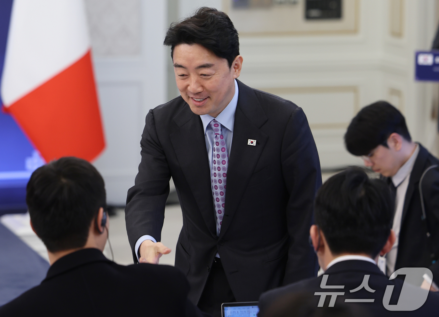 (서울=뉴스1) 이재명 기자 = 강훈식 비서실장이 19일 청와대에서 열린 조르자 멜로니 이탈리아 총리 공식 오찬에서 취재진과 인사하고 있다. 2026.1.19/뉴스1