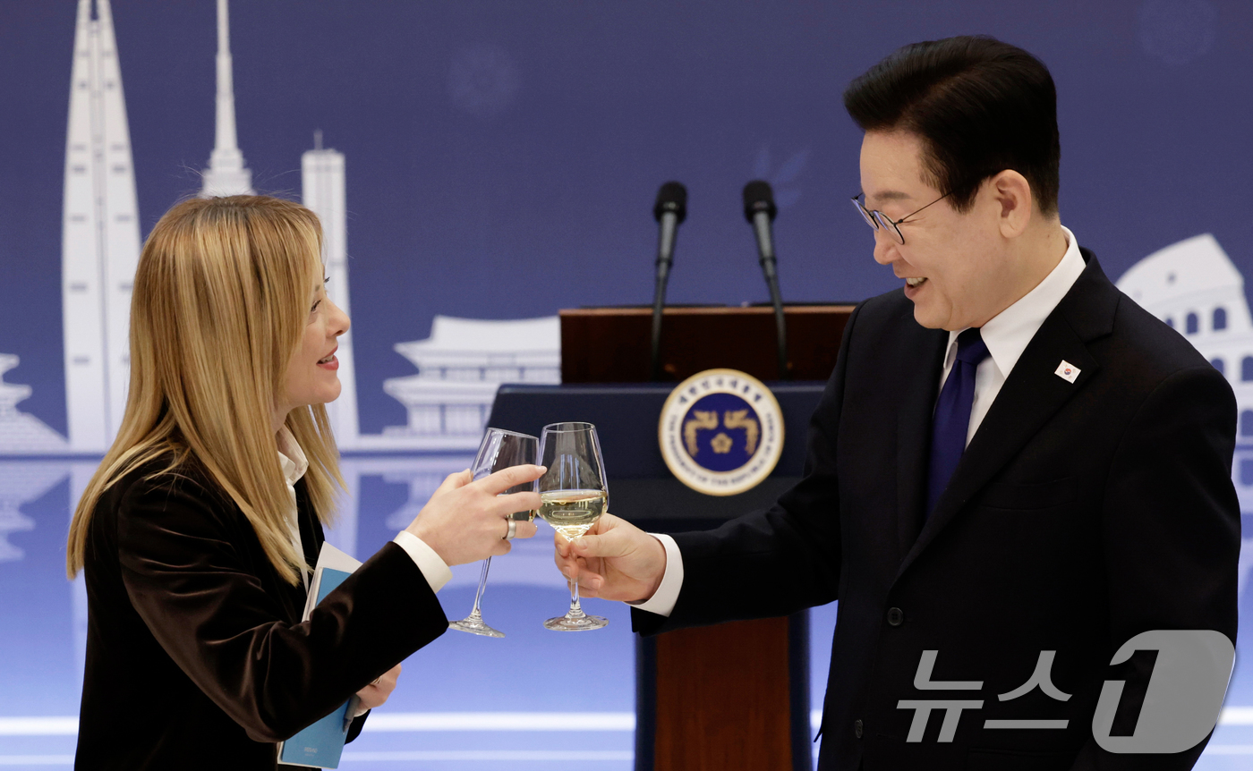 (서울=뉴스1) 이재명 기자 = 이재명 대통령과 조르자 멜로니 이탈리아 총리가 19일 청와대에서 열린 공식 오찬에서 건배하고 있다. 2026.1.19/뉴스1